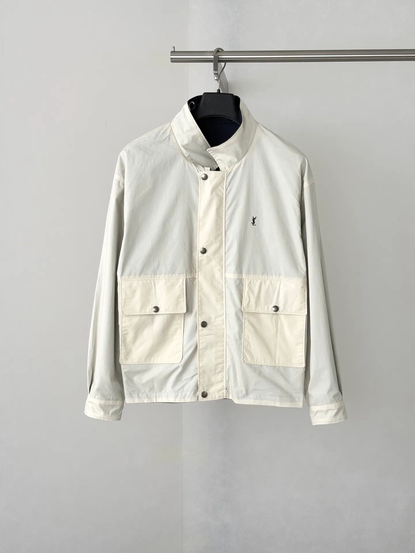 Saint Lauren*/ YSL ， 、 。 Navy Blue ： Red YSL ， SAINT LAURENT ， 、 ； ， 。 Cream White ： ，Black logo ， 。 ， 、 ； 、 、 。 Size：S/M/L/XL